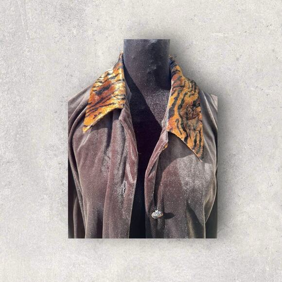 Bentley women’s size 12 black velvet velour, button-down leopard collar top - Picture 1 of 12